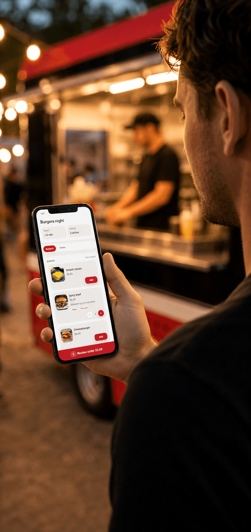 Klient wybierający menu online przy food trucku